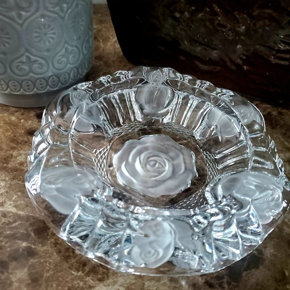 MCM Large Luxe Crystal Cigar Ashtray Cut Glass w/ Centric Frosted Rose & Buds - Picture 2 of 8